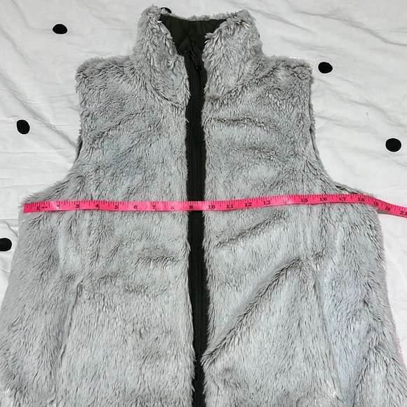 Weatherproof Women’s Green Faux Fur Reversible Vest - Picture 5 of 6